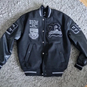 Svart Collagetröja/Varsityjacka - Extremt fin collagetröja från H&M. Använd få gånger (ung. 2). I bra skick, inga defekter. Passar även M/L. Pris kan diskuteras.