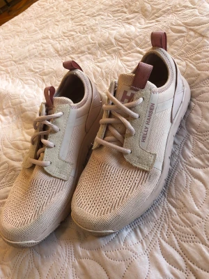 Helly Hansen - Hej! Säljer mina smutsrosa helly Hansen skor, har endast användt dom ett fåtal gånger. Stl 37.