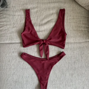 Bikini, NLY beach - Bikini i bra skick från Nelly. Överdel S. Underdel XS (skulle säga mer som en S) Underdelen har även en söm baktill för en finare passform, överdelen går att knyta och justera.