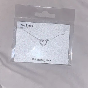 Hjärt-halsband  - Jättesnyggt halsband jag fick av en vän. Fast jag hade redan en. 925 Sterling silver. 
