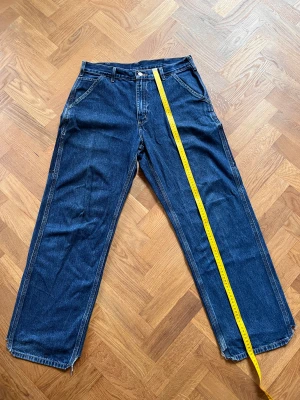 Carhartt jeans  - Carhartt jeans, caroenter men bakfickorna borttagna. Nedtrampade i botten 