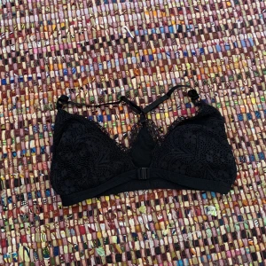 svart spets bh  - En super gullig svart spets bh i storlek xs från bik bok. Säljer då den är för liten 💛