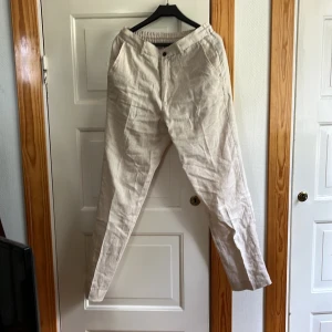 100 % linnebyxor  - 1 vecka gamla 100 % beige Linnebyxor med knappstängning i midjan från Zara ( storlek S). Endast använda 1 gång pga passform. Om du har samma byxa fast i medium (M) och är villig att byta kanske vi kan lösa något! 