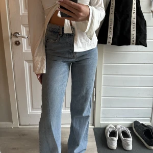 Blåa jeans - Blåa highwaist jeans från zara, i fint skick! Köpt för 400kr 💙