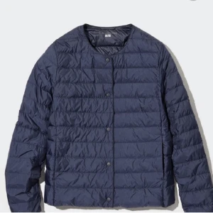 Uniclo jacka - Jättefin och populär jacka från uniclo!! Perfekt nu på sommaren om det skulle vara lite kyligt och till hösten💓Skriv till mig för egna bilder! Fint skick💗💗Nypris 800