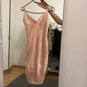 rosa klänning  - Klänning som är använd en  gång och i ny skick. banden går även att justera till längre och kortare. 