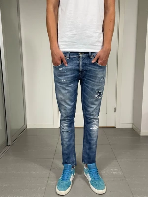 Dondup George Jeans  - Säljer dessa riktigt snygga Dondup George Jeans i den nya Moddelen med snygga slitningar i populär design, skriv för fler bilder/frågor🙌🏼