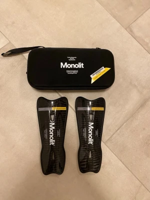 Monolit benskydd - Hej! Säljer ett par benskydd av märket monolit. De är ett av världens lättaste benskydd tack vare kolfibret, det gör att de är extremt lätta och sprider ut stötar över hela ytan. Originalförpackning finns och de är sparsamt använda. Nypris: ca 789 kr Perfekta inför den nya fotbollssäsongen! Kör hårt på fotbollsplanen och oroa dig inte för skador med dessa benskydd! Tveka inte att höra av dig vid frågor!