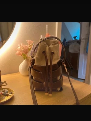 Hm väska  - En brun väska från HM. köpt på Vinted. Bra skick. 