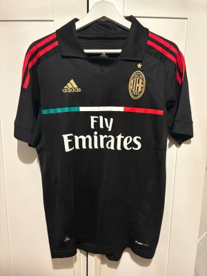 AC Milan matchtröja - Säljer denna endast testade Zlatan AC Milan tröjan då den var för liten. Storlek S. Riktigt fin och sällsynt tröja med så bra skick. Tag och påse medföljer! 