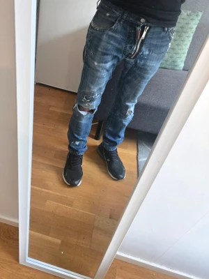 Blå slitna dsq2 jeans med dragkedjedetalj - Snygga orginal jeans från dsq2, storlek 44