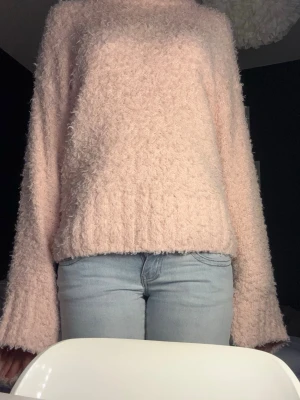 Ljusrosa fluffig tröja från H&M Divided - Supermjuk och fluffig ljusrosa tröja från H&M Divided. Tröjan har lång ärm, rak passform och hög hals. 