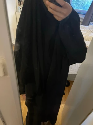Svart långklänning/abaya med lång ärm - Använd några gånger men inga tecken på användning. Den är onesize och passar alla storlekar XS-XL och längder 155-165cm.