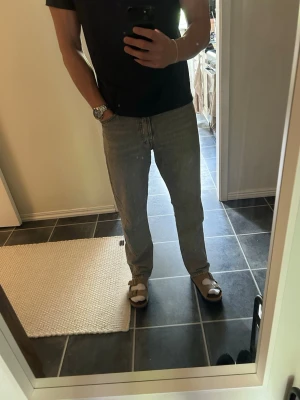Grå jeans 32x34 - Gråa jeans från Jack & Jones i modellen ”Loose/chris” 32w 34l 