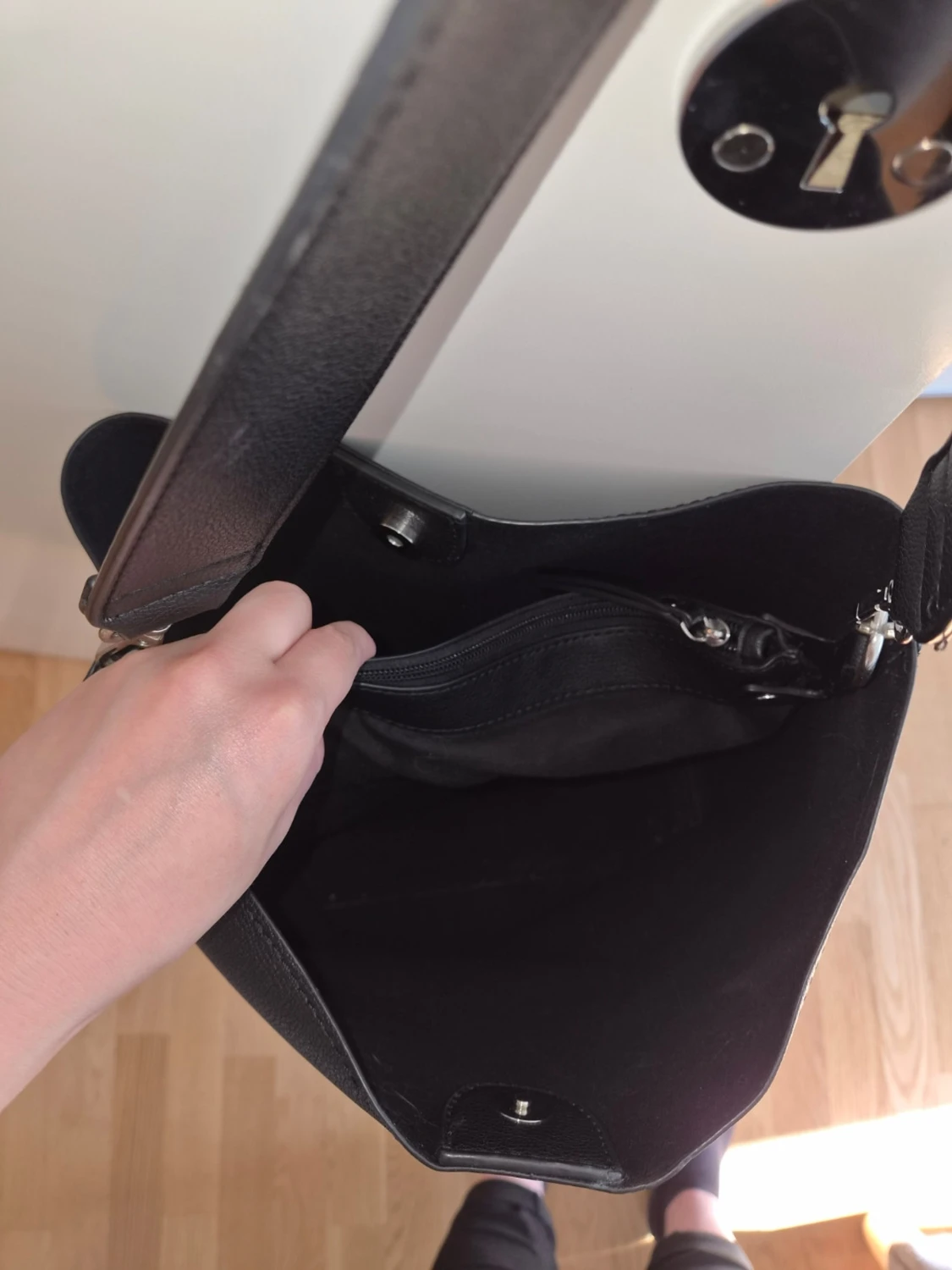 Svart axelväska i skinn och mocka. Läs innan köp! - 2