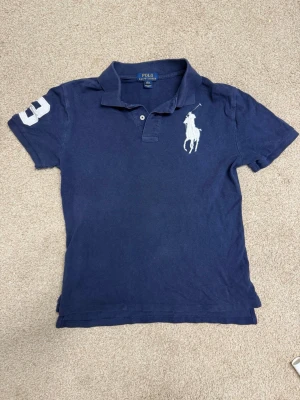 Marinblå pikétröja från Polo Ralph Lauren - Klassisk mörkblå pikétröja från Polo Ralph Lauren 