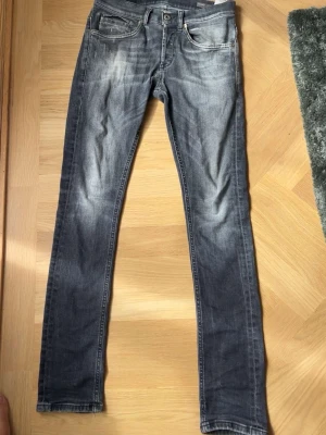 Dondup jeans - Hej säljer dessa dondup jeans i modell George som är i w 28 dessa passar dig som är runt 170 och de har en deffekt som du ser på bild 4 de är enkla och laga över den finns inga andra deffekter 