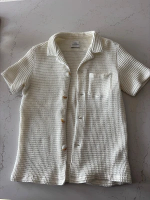 Vit kortärmad skjorta i bomull - Säljer denna vita piké tröjan från Ciszere- (camron waffle shirt). Knappt använd, nypris 1199kr