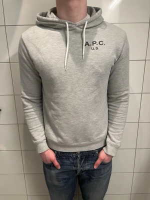  A.P.C. Hoodie  - Säljer denna stilrena  hoodie från A.P.C 🙌storleken är L, men skulle säga att den sitter mer som S. Finns en mindre defekt vid halsen (se bild 5) men annars är tröjan i perfekt skick! Skriv vid minsta fråga enkelt fundering, priset är inte heller hugget i sten!