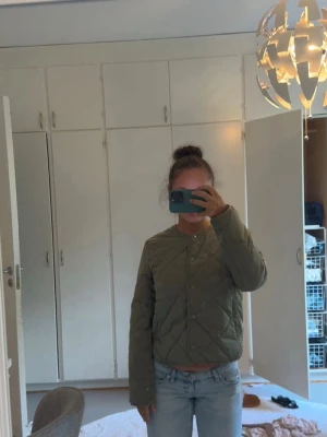 Nelly jacka  - Används max 5 gånger och är som ny. Det är storlek XS men skulle passa S också. Hör gärna av dig vid intresse eller fler frågor! 