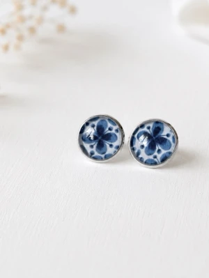 Örhängen i blåvitt mönster  - Tjusiga nya örhängen med blåvitt blommönster.                       Mått: 12mm i diameter                                                        Material: Silverfärgad mässing. Glas                                                                 Örhängena skickas i en hård fin liten kartong där smycket är omsorgsfullt inslaget i vackert silkespapper.