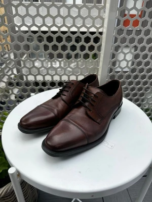 Harry Hern läder loafers - Säljer dessa ”snygg skor” från Harry Hern då de har blivit för små. Använda endast en gång och passar perfekt till kostym osv. 100% äkta då de är köpte från Vingåker factory outlet för ungefär ett år sedan. Ingen låda tyvärr. 