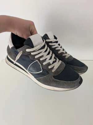 Philippe model skor  - Hejsan! Säljer ett par nya Philippe model skor då jag söker andra skor. Självklart äkta! ✅ | Box medföljer via köp! | Storlek: 41 | Nypris: +3000kr ❌ | vårt pris: 799kr ✅ | använda i 3 veckor! 👍🏽 | Skick: 9.5/10 ⚜️ | riktigt fräscha och nya 🪩 | frågor? Skriv bara till oss! 💬
