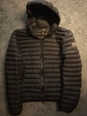Colmar Dunjacka Svart - Colmar jacka, svart, dun - skick 9+/10, utmärkt skick! - storlek 46, vilket motsvarar S - sjukt snygg och stilren jacka som är perfekt för höst/vinter - hör av er vid frågor🤝