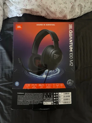 JBL Quantum 100 M2 gaming headset - Helt oanvända gaming hörlurar där endast förpackningen är öppnad 