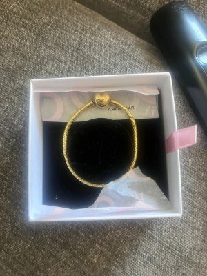 Pandora berlock armband  - Aldrig använd, orginalförpackning kommer med. Storlek 17
