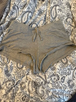 Grå mjuka shorts med snörning - Supersköna grå shorts i mjukt material med snörning i midjan. De har en enkel design utan mönster och sitter normalt i midjan. Nästan aldrig använd, storlek eur 164 motsvarar ungefär 32/34 