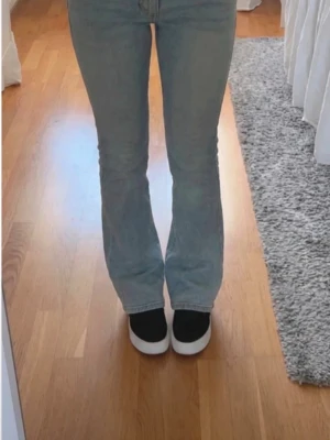 Ljus blåa jeans  - 💙 Helt nya ljusblå jeans från Bershka!  Storlek 36 och passar bäst XS/S. Aldrig använda, endast testade. Trendig ljusblå färg med snygg passform som är enkel att matcha med alla outfits.  💌 Hör gärna av dig vid frågor eller intresse!