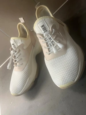 Steve Madden sneakers  - Varsamt använda Steve Madden sneakers i vit/beige färg. Superbekväma både som vardagssko och sportsko. 