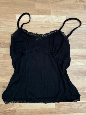 Svart babydoll top med spets - Säljer för att den inte passar min stil längre!