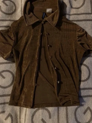 Brun topp med krage och knappar - Knappt använts, coolt material, perfekt för dig som gillar lite mer downtown, vintage eller naturlig stil!