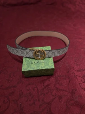 Gucci bälte  - Säljer ett 100 % äkta Gucci-bälte i mycket fint skick. Ett stilrent och tidlöst bälte med det klassiska GG-spännet som passar perfekt till både vardag och finare tillfällen. Bältet är väl omhändertaget och kommer med originalbox, kvitto och samtliga tillbehör, vilket ger extra trygghet vid köpet. 💰 Pris: 800 kr – ett bra pris för ett äkta Gucci-bälte i detta skick. Priset kan diskuteras vid en snabb och smidig affär. Hör gärna av dig om du har frågor eller vill se fler bilder.