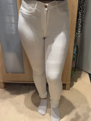 Vita skinny jeans med hög midja - Vita skinny jeans med högmidja från bubbleroom använda 1 gång. 36/38