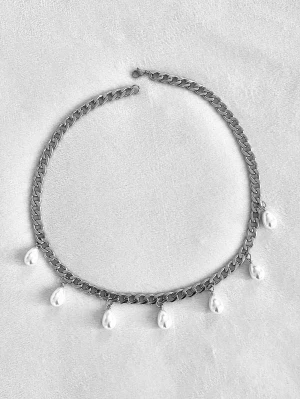 Kedjehalsband med pärldroppar - Snyggt halsband i silverfärgad rostfritt med grov kedja och sex vita pärldroppar som hänger längs hela halsbandet. Perfekt för att ge din outfit en trendig touch och passar till många olika stilar.