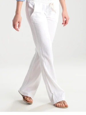 Roxy linnebyxor  - Säljer ett par fräscha vita linnebyxor med avslappnad passform och dragsko i midjan. Byxorna har raka ben, sidofickor och är perfekta för en chill och stilren look. Materialet är lätt och luftigt linne som passar perfekt till sommaren.