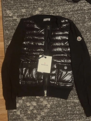 Moncler tricot  - Riktigt fin cardigan som jag nu säljer vid fler frågor elle bilder är det ba skriva!