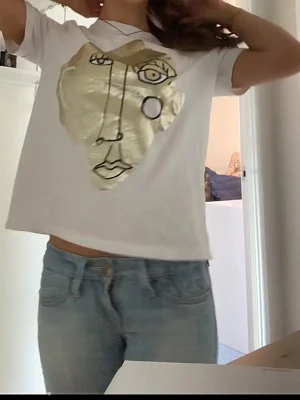 t shirt me tryck - knappt använd, köpt på vinted 