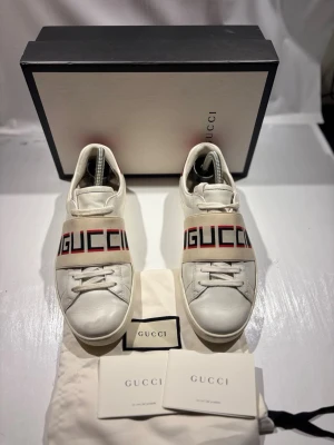 Gucci skor  - Hej! Säljer nu mina skor från märket Gucci, storlek 42 bra skick, allt på bilden ingår. Tveka inte på att höra av dig om du har frågor eller funderingar kring skorna! 