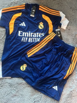 Real Madrid 26/27 tränings kit - Ett Real Madrid Tränings kit T-shirt + shorts med fickor! Storlek L helt nytt