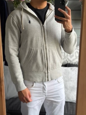 Ralph Lauren - En skön zip hoodie från Polo Ralph lauren i storlek S. Sitter som XS. Passar dig mellan 160-170 cm. Dragkedjan är lite trög och går inte dra upp hela vägen, annars inga defekter! Bara att kontakta vid funderingar!🌟