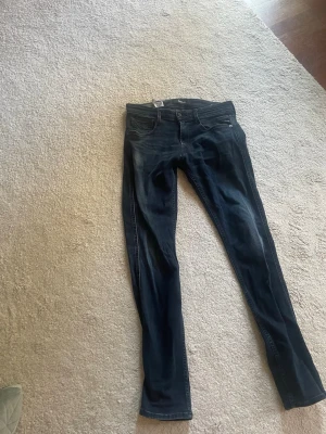 Replay anbass med fades mörkblå - Säljer nu dessa snygga replay jeans anbass. Strl W30 L32.  Lätt använda
