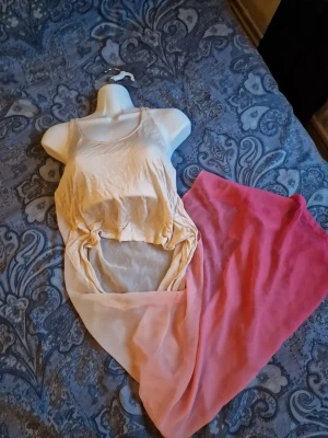 Unik topp i ombre rosa och vit - Toppen har en snygg ombre-effekt som går från vit upptill till rosa nedtill. Materialet är tunt och flowy, perfekt för lager på lager eller som statement-plagg. Supersnygg till festivaler eller utomlands/stranden 🩷