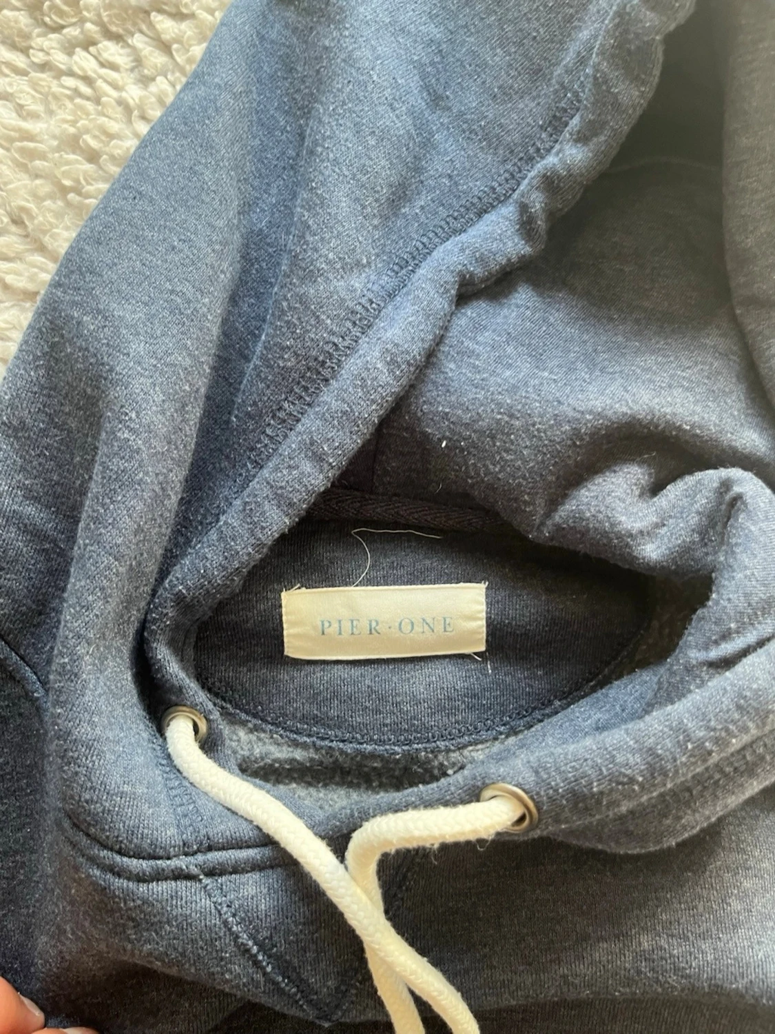 Blå hoodie med ficka och dragsko - 2
