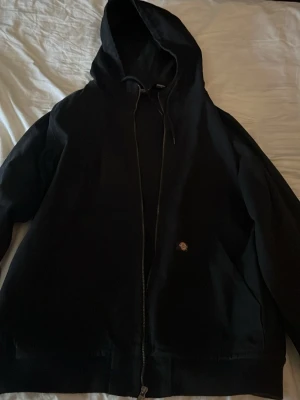 Dickies jacka - Säljer en fin tunnare jacka från dickies. Jackan är i fint skick utan synliga skador