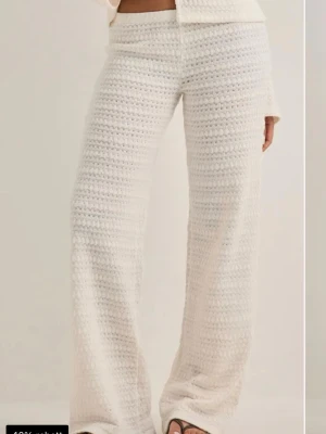 Vita crochet byxor från Nelly  - Sällan använda, inga defekter! Köptes för 349kr från deras hemsida 🖤