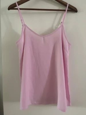 Rosa tajt linne - Rosa tajt linne. Lite genomskinlig. Använd men i gott skick. Först till kvarn då jag också säljer på andra ställen.